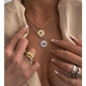 Le signe pendant necklace